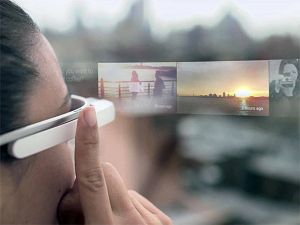 Mulher navega pelo Google Glass