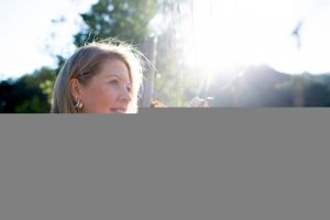 Isabella Beukes era legalmente cega há mais de 40 anos. O tratamento experimental derivado de células-tronco embrionárias parece ter possibilitado que ela veja cores e algumas formas 