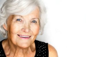 Degeneração Macular Relacionada à Idade, principal causa de cegueira em idosos, acomete pessoas de olhos claros