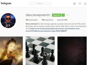 P&aacute;gina principal do perfil 'descreve pra mim', no Instagram, com a foto de um poster, quantidade de publica&ccedil;&otilde;es e seguidores, al&eacute;m da foto de uma mulher tocando violino, um jogo de xadrez e a imagem do universo (Foto: Reprodu&ccedil;&atilde;o/Instagram)