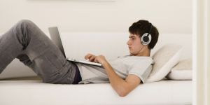 Você sabe o que é vista cansada? Trata-se de um problema de vista muito comum entre pessoas que usam bastante computador e assistem muita televisão.