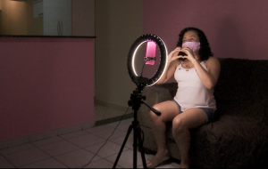 A cabeleireira Marlene Melo que é cega se tornou uma influenciadora digital — Foto: Rodrigo Sargaço/EPTV
