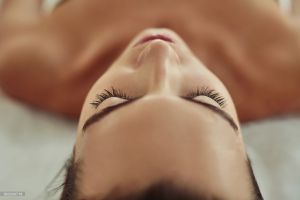 Técnica envolve procedimentos que dão à região dos olhos o efeito mais alongado — Foto: Gettyimages