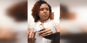 Cabelereira cega faz sucesso com vídeos na internet — Foto: Reprodução