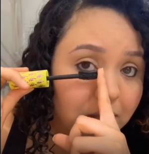 A cabeleireira Marlene Melo faz vídeos mostrando como se maqueia, mesmo sendo cega — Foto: Reprodução redes sociais