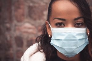 b_300_0_16777215_00_https___www.cemahospital.com.br_painel_storage_news_selective-focus-shot-young-woman-wearing-medical-mask-stay-safe-concept.jpg