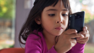 Child in smartphone 450