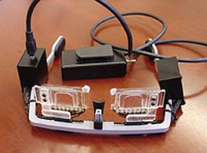 Protótipo do óculos com as lentes especiais, com o mecanismo para a mudança de grau Protótipo do óculos com as lentes especiais, com o mecanismo para a mudança de grau
