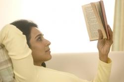 Mulheres precisam de óculos para leitura mais cedo do que homens