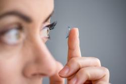 Lentes de contato precisam de cuidados especiais para não comprometer saúde