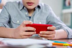 Uso excessivo de celulares e computadores aumenta o risco de estrabismo em crianças e jovens