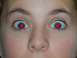 Descubra o motivo de sairmos com olhos vermelhos nas fotos