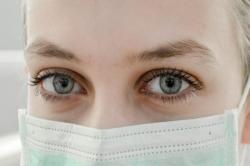 Olhos ressecados? Veja como melhorar o problema com colírios e ômega 3