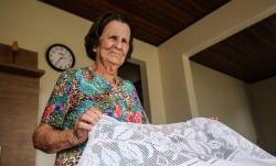 Com perda de visão, bordadeira de 90 anos mantém tradição do crivo na Grande Florianópolis