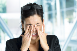 Coçar os olhos traz riscos para a saúde ocular
