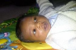 Reflexo 'fantasma' em foto de bebê leva a diagnóstico de câncer no olho