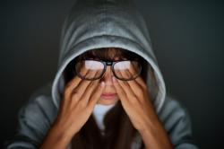 Tem o hábito de coçar os olhos? Conheça os riscos que isso traz