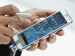 Luz azul dos celulares e tablets pode causar degeneração na retina 