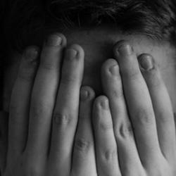 Tristeza pode interferir na forma como vemos certas cores