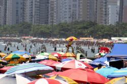 Praias lotadas aumentam risco de Covid-19 e conjuntivite