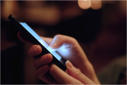 Tecnologia protege os olhos contra luz nociva de celulares e computadores Tecnologia protege os olhos contra luz nociva de celulares e computadores