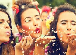 Adereços de carnaval, como glitter e cílios de LED, podem comprometer a visão