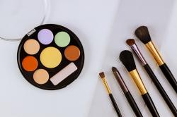 Como aproveitar a maquiagem e os cosméticos para os olhos?