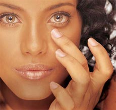 Maquiagem e alguns cosméticos podem causar irritações nos olhos Maquiagem e alguns cosméticos podem causar irritações nos olhos